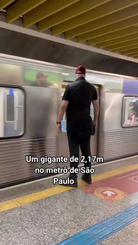 Gigante no Metrô em São Paulo by almeida
