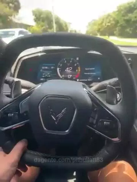 O interior do meu Corvette Stingray 2LT C8  2024 . Fiz uns u... by pitbullatt83