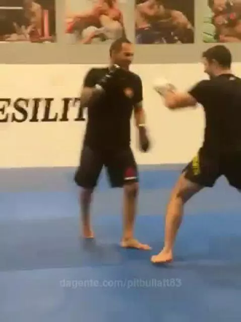 Santiago e o Thiago Moisés brincado de kung fu. by pitbullatt83